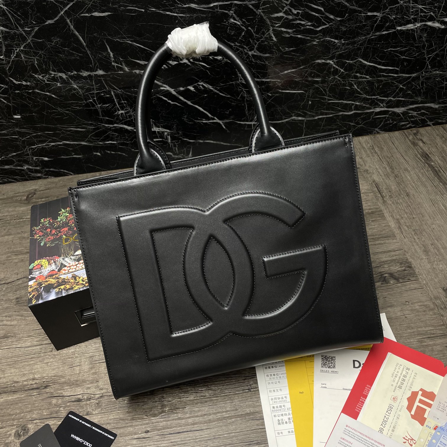 Bagsaaa Dolce & Gabbana Small calfskin DG Daily shopper black - 37cm