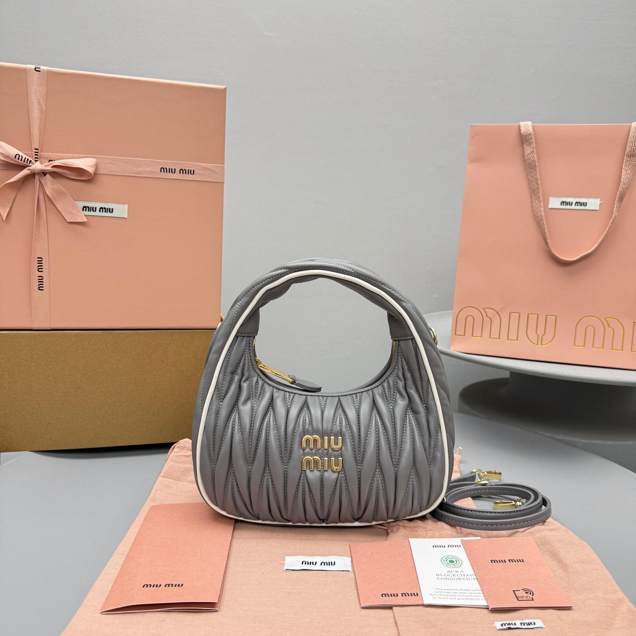 Bagsaaa Miu Miu Wander matelassé nappa leather bag 5BC125 gray - 20cm