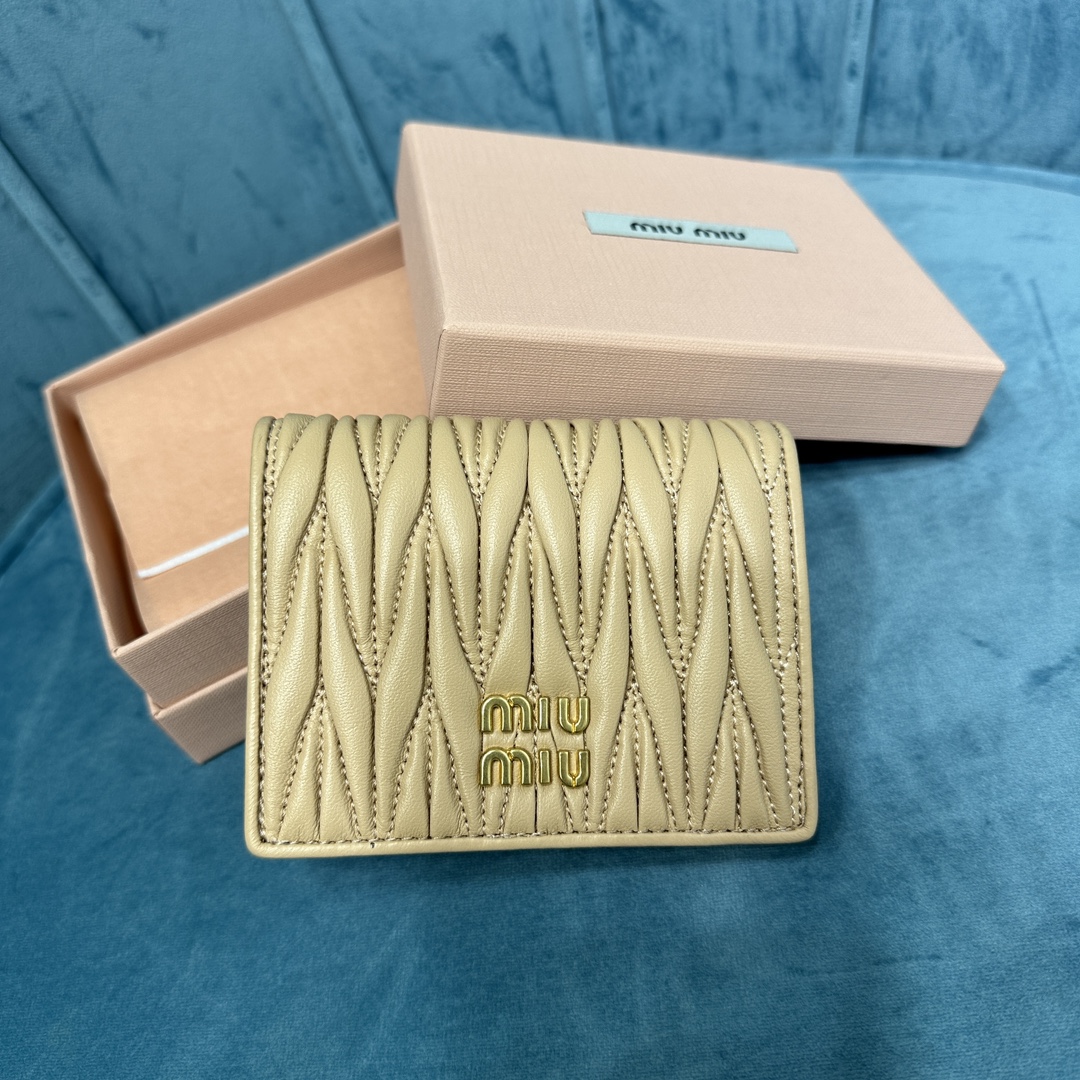 Bagsaaa Miu Miu Matelassé Leather Wallet beige - 11.5cm
