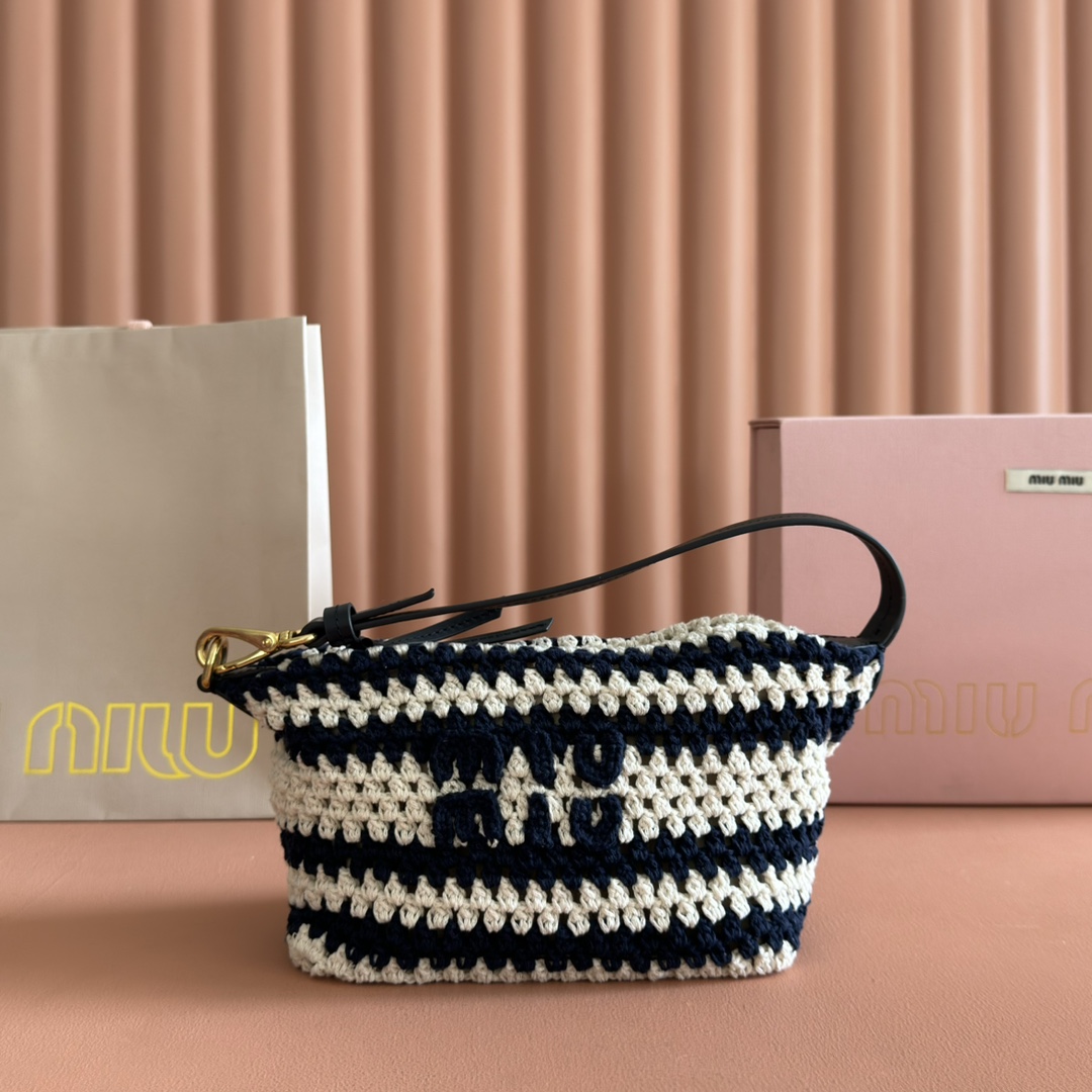 Bagsaaa Miu Miu Logo crochet shoulder bag in blue - 18.5cm