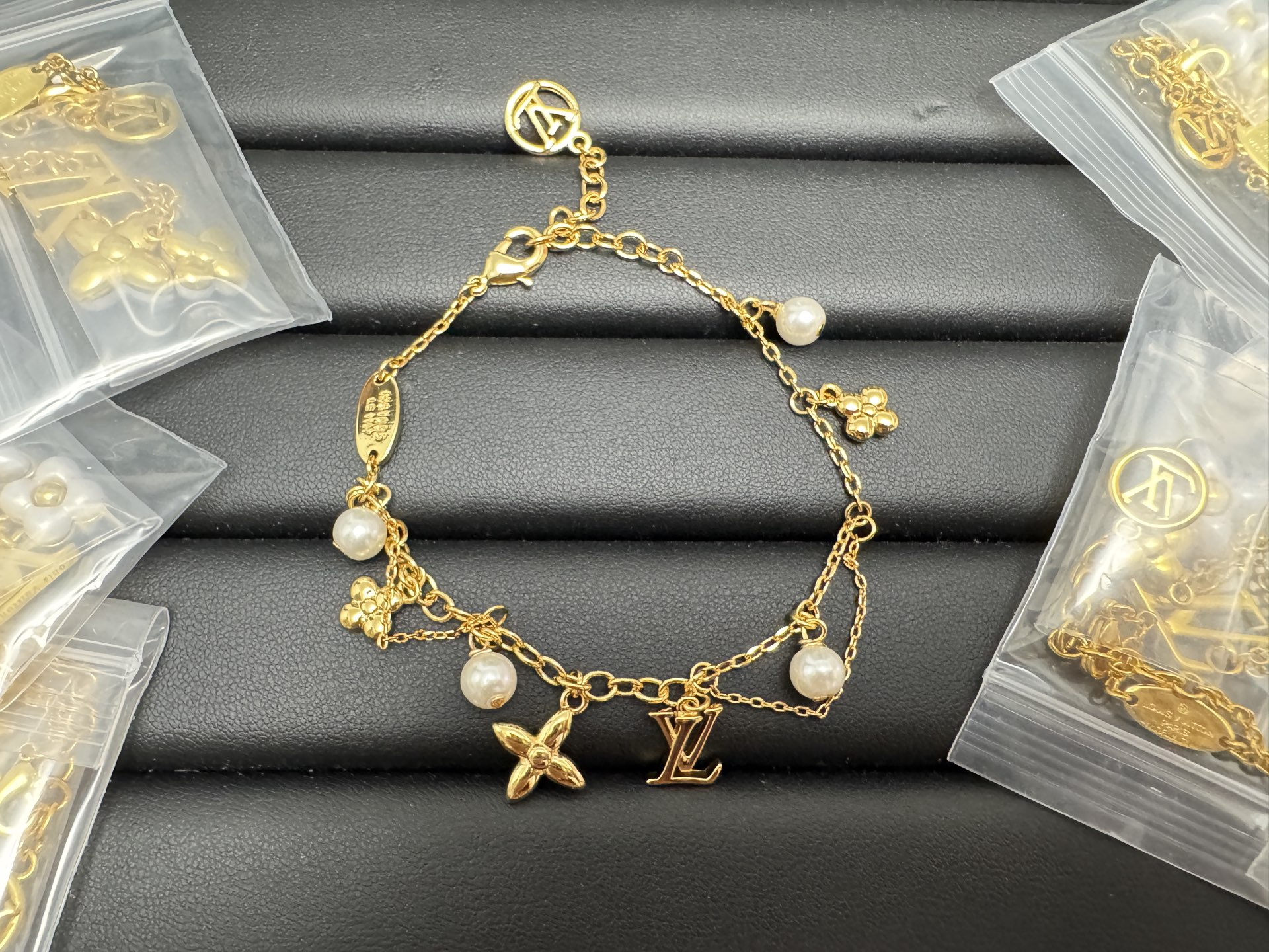 Bagsaaa LV Gold Bracelet
