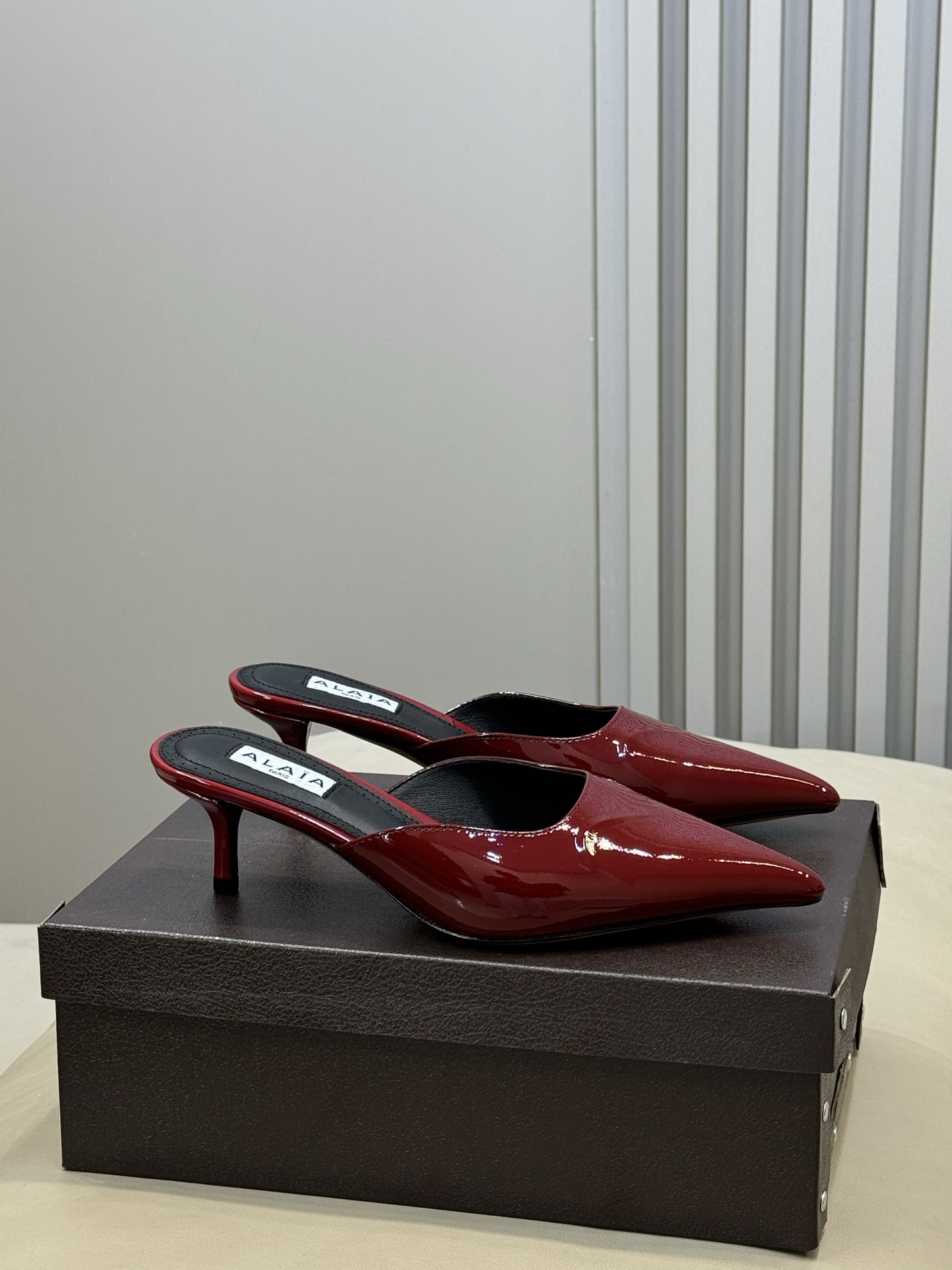 Bagsaaa Alaïa pointed-toe mules in red patent