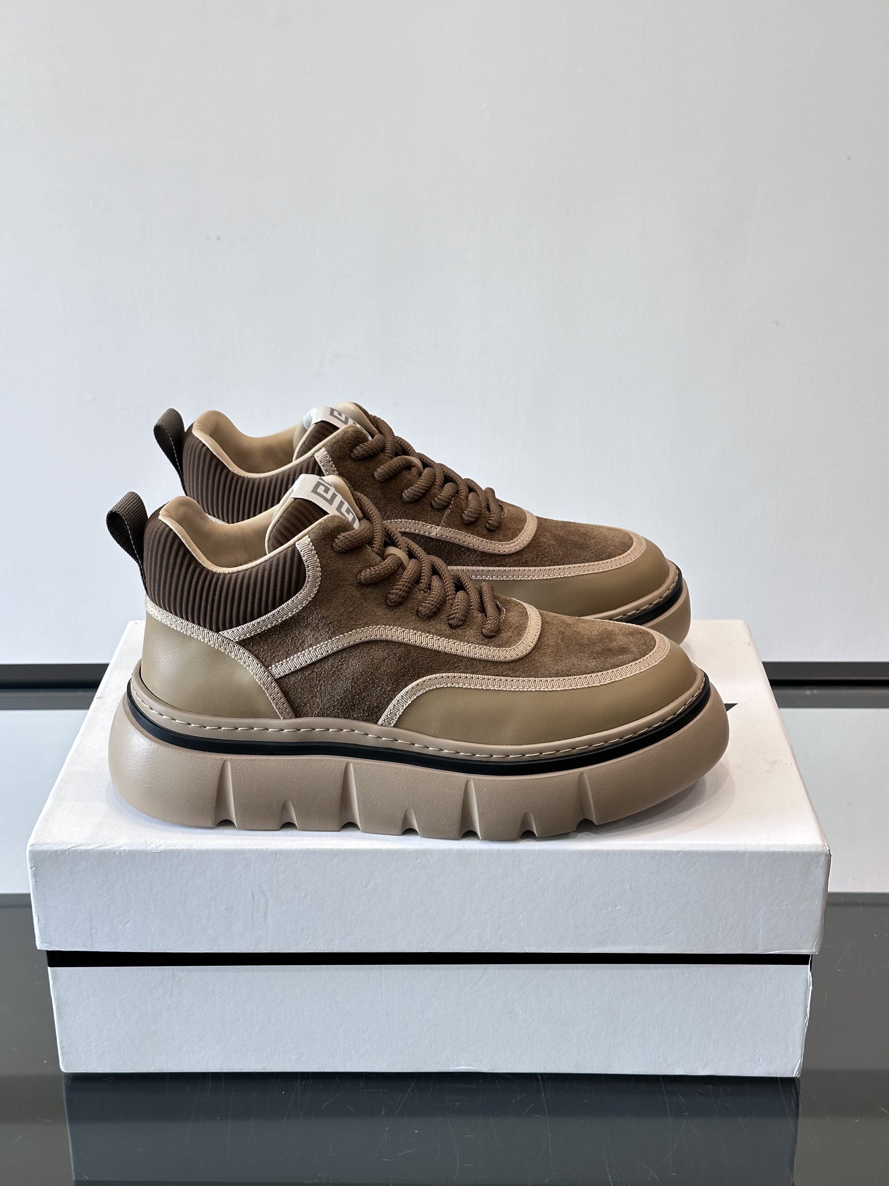 Bagsaaa Givenchy City Sport sneakers in suede dark beige